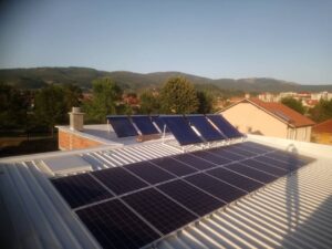 Solarni paneli i solarni kolektori na krovu zgrade