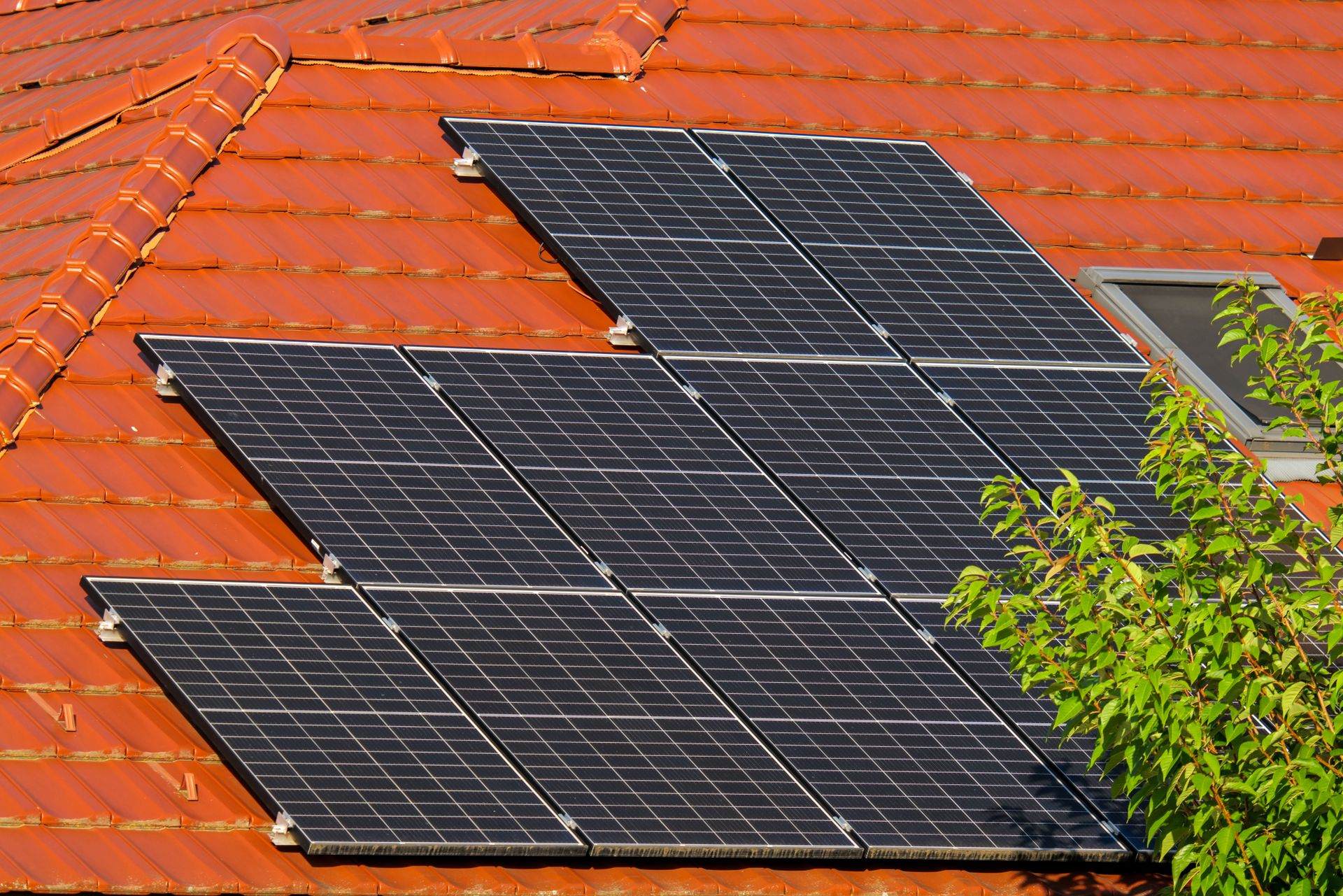 Solarni paneli na crepnom krovu porodične kuće