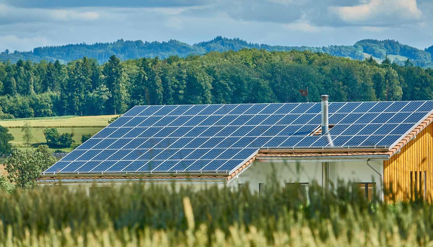 Kuća sa solarnim panelima na krovu